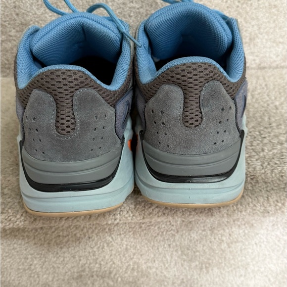 Yeezy 700 - Picture 5 of 8